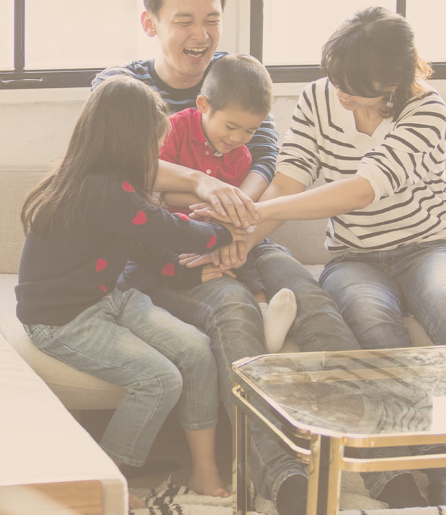 家族が集まっている写真